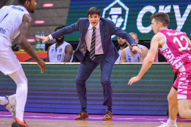 easyCredit BBL, Telekom Baskets Bonn vs Hamburg Towers, 09 01 2022 Head coach Pedro Calles Hamburg Towers , easyCredit BBL, Telekom Baskets Bonn vs Hamburg Towers on 09 01 2022 at Telekom Dome Bonn, Bonn North Rhine Westphalia Copyright: xBEAUTIFULxSPORTS Mueller-Laschetx