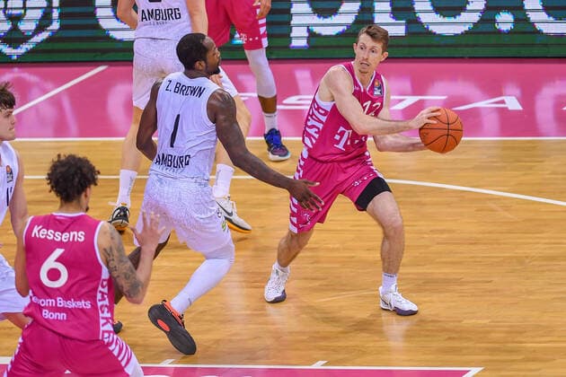 easyCredit BBL, Telekom Baskets Bonn vs Hamburg Towers, 09 01 2022 Skyler Bowlin Telekom Baskets Bonn, 12 , Zachary Brown Hamburg Towers, 1 , easyCredit BBL, Telekom Baskets Bonn vs Hamburg Towers on 09 01 2022 at Telekom Dome Bonn, Bonn Nordrhein Westfalen Copyright: xBEAUTIFULxSPORTS Mueller-Laschetx
