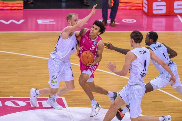 easyCredit BBL, Telekom Baskets Bonn vs Hamburg Towers, 09 01 2022 Tyson Ward Telekom Baskets Bonn, 3 , Seth Heinrichs Hamburg Towers, 12 , easyCredit BBL, Telekom Baskets Bonn vs Hamburg Towers on 09 01 2022 at Telekom Dome Bonn, Bonn Nordrhein Westfalen Copyright: xBEAUTIFULxSPORTS Mueller-Laschetx