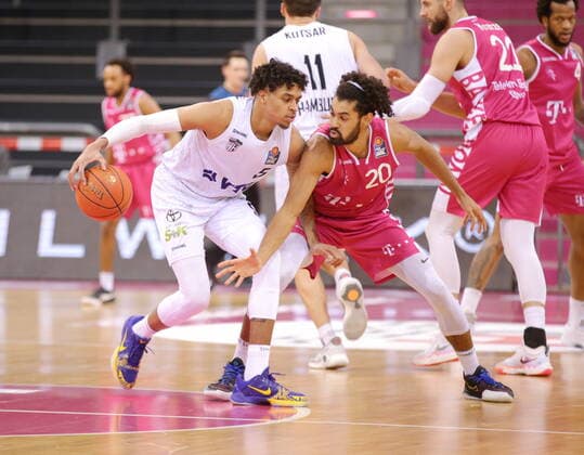 Jeremy Morgan Telekom Baskets Bonn vs Caleb Homesley Hamburg Towers easyCredit BBL 1 Bundesliga , 2021 2022 season , main round 16 matchday