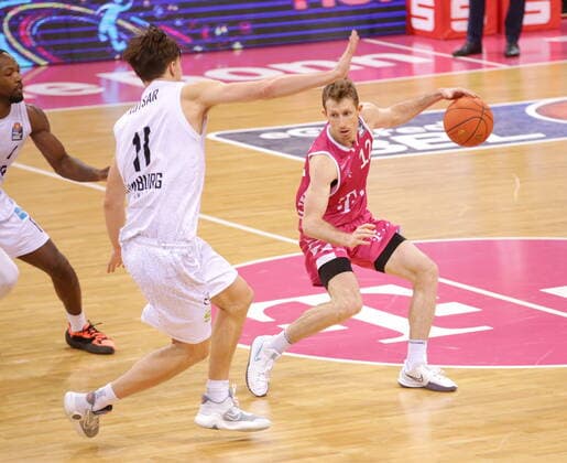 Skyler Bowlin Telekom Baskets Bonn vs Maik Kotsar Hamburg Towers easyCredit BBL 1 Bundesliga , 2021 2022 season , Main round 16 matchday