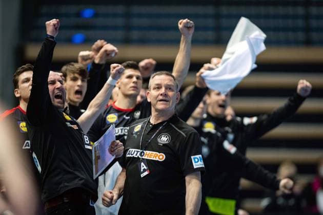 Handball Wetzlar 09 01 2022 national team international match men men preparation for European Championship 2022 Germany GER France FRA cheer Alfred Gislason Germany, coach and others