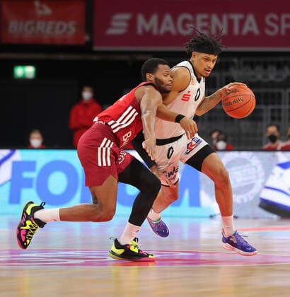 Duel between Corey Walden Bayern Basketball, 2 and Nelson Weidemann NINERS Chemnitz, 0 GER, FC Bayern Basketball vs NINERS Chemnitz, Basketball, 1 Bundesliga, Season 2021 2022, 09 01 2022, GER, FC Bayern Basketball vs NINERS Chemnitz, Basketball, 1 Bundesliga, Season 2021 2022, 09 01 2022 Muenchen Copyright: xEIBNER MarcelxEngelbrechtx EP_EER
