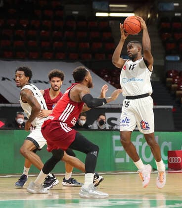 Deshaun Thomas Bayern Basketball, 1 and Frantz Massenat NINERS Chemnitz, 15 GER, FC Bayern Basketball vs NINERS Chemnitz, Basketball, 1 Bundesliga, 2021 2022 season, 09 01 2022, GER, FC Bayern Basketball vs NINERS Chemnitz, Basketball, 1 Bundesliga, 2021 2022 season, 09 01 2022 Munich. Copyright: xEIBNER MarcelxEngelbrechtx EP_EER