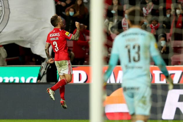 SL Benfica v FC Pacos Ferreira - Liga Portugal Bwin Alejandro Grimaldo of SL Benfica celebrates after scoring a goal during the Portuguese League football match between SL Benfica and FC Pacos Ferreira at the Luz stadium in Lisbon, Portugal on January 9, 2022. Lisbon Portugal  Copyright: xPedroxFiuzax originalFilename:fiuza-slbenfic220109_nptj6.jpg