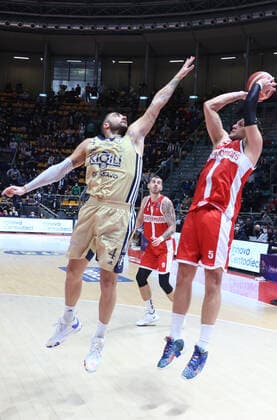 Alessandro Gentile (Openjobmetis Pallacanestro Varese) (R) thwarted by Pietro Aradori (Fortitudo Kigili Bologna) during the series A1 italian LBA basketball championship match Kigili Fortitudo Bologna Vs. Openjobmetis Varese at the Paladozza sports palace - Bologna, January 2022  Copyright: xMichelexNuccix xIPAx xx 0