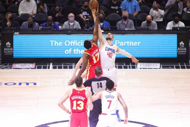 Ivica Zubac 40 of the LA Clippers and Onyeka Okongwu 17 of the Atlanta Hawks go for the jump ball, during a basketball match between Los Angeles Clippers and Atlanta Hawks, at Crypto.com Arena in Los Angeles, US, 9 January 2022. Los Angeles Clippers vs Atlanta Hawks !ACHTUNG: NUR REDAKTIONELLE NUTZUNG!  Copyright: xPHILLIPxKIMx AME8092 20220109-d33aaaadacb97d2aae71427316d3911d60696812