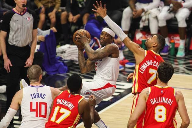 Eric Bledsoe 12 of the LA Clippers dribbles around multiple defenders Timothy Luwawu-Cabarrot 7 Danilo Gallinari 8 and Onyeka Okongwu 17 of the Atlanta Hawks, during a basketball match between Los Angeles Clippers and Atlanta Hawks, at Crypto.com Arena in Los Angeles, US, 9 January 2022. Los Angeles Clippers vs Atlanta Hawks !ACHTUNG: NUR REDAKTIONELLE NUTZUNG!  Copyright: xPHILLIPxKIMx AME8096 20220109-d072637e7cf0fac2548950297b5db9ea36717fa9