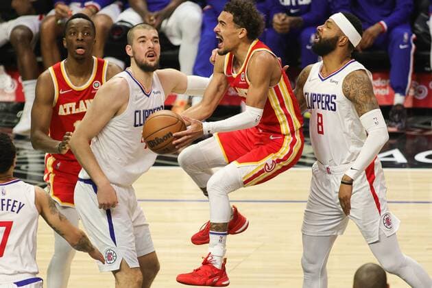 Trae Young 8 of the Atlanta Hawks drives for a layup amongst defenders Marcus Morris Sr 8 and Ivica Zubac 40 of the LA Clippers, during a basketball match between Los Angeles Clippers and Atlanta Hawks, at Crypto.com Arena in Los Angeles, US, 9 January 2022. Los Angeles Clippers vs Atlanta Hawks !ACHTUNG: NUR REDAKTIONELLE NUTZUNG!  Copyright: xPHILLIPxKIMx AME8103 20220109-c5a3871ac1e37cd8fadecf05598077df77b9b63a