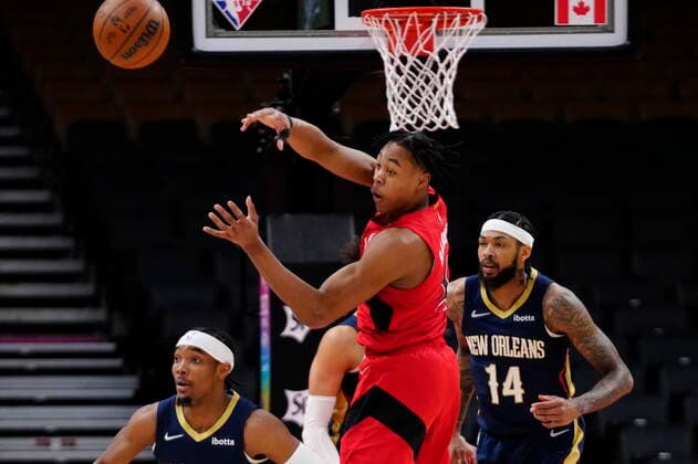January 9, 2022, Toronto, ON, Canada: Toronto Raptors forward Scottie Barnes (4) makes a pass as New Orleans Pelicans guard Devonte Graham, left, and Pelicans forward Brandon Ingram (14) defend during first half NBA, Basketball Herren, USA basketball action in Toronto on Sunday, January 9, 2022. Canada News - January 9, 2022 - ZUMAc35_ 20220109_zaf_c35_034 Copyright: xFrankxGunnx