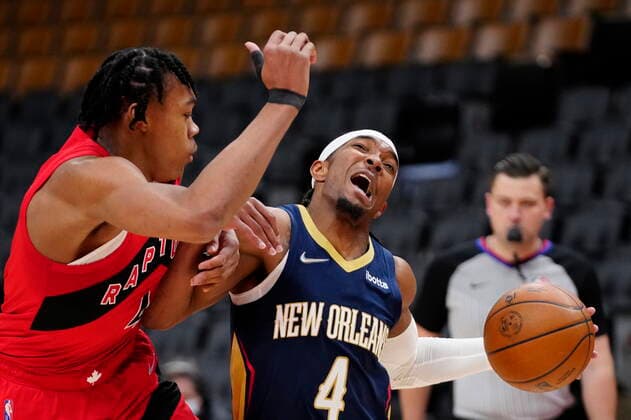 January 9, 2022, Toronto, ON, Canada: New Orleans Pelicans guard Devonte Graham (4) drives towards the net as Toronto Raptors forward Scottie Barnes (4) defends during first half NBA, Basketball Herren, USA basketball action in Toronto on Sunday, January 9, 2022. Canada News - January 9, 2022  - ZUMAc35_ 20220109_zaf_c35_035 Copyright: xFrankxGunnx