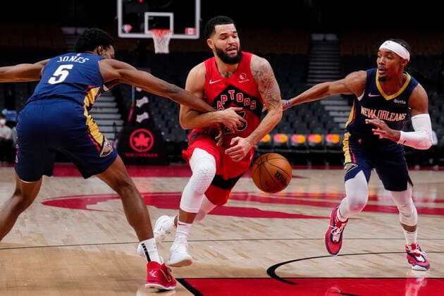 Sport Bilder des Tages January 9, 2022, Toronto, ON, Canada: Toronto Raptors guard Fred VanVleet (23) tries to drive between New Orleans Pelicans forward Herbert Jones (5) and guard Devonte Graham (4) during second half NBA, Basketball Herren, USA basketball action in Toronto on Sunday, January 9, 2022. Canada News - January 9, 2022  - ZUMAc35_ 20220109_zaf_c35_036 Copyright: xFrankxGunnx