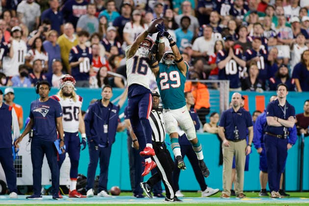 Bilder des Jahres 2022, Sport 01 Januar Sport Themen der Woche KW01 Sport Bilder des Tages MIAMI GARDENS, FL - JANUARY 09: New England Patriots wide receiver Jakobi Meyers (16) catches a pass while defended by Miami Dolphins safety Brandon Jones (29) during the game between the New England Patriots and the Miami Dolphins on January 9, 2022 at Hard Rock Stadium in Miami Gardens, Fl. (Photo by David Rosenblum Icon Sportswire) NFL, American Football Herren, USA JAN 09 Patriots at Dolphins Icon22010982035