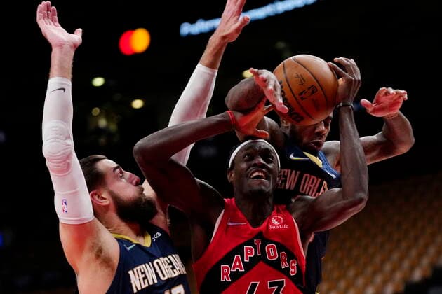 Sport Bilder des Tages January 9, 2022, Toronto, ON, Canada: Toronto Raptors forward Pascal Siakam (43) is fouled by New Orleans Pelicans Gary Clark, right, as Pelicans centre Jonas Valanciunas (17) defends during second half NBA, Basketball Herren, USA basketball action in Toronto on Sunday, January 9, 2022. Canada News - January 9, 2022 - ZUMAc35_ 20220109_zaf_c35_040 Copyright: xFrankxGunnx