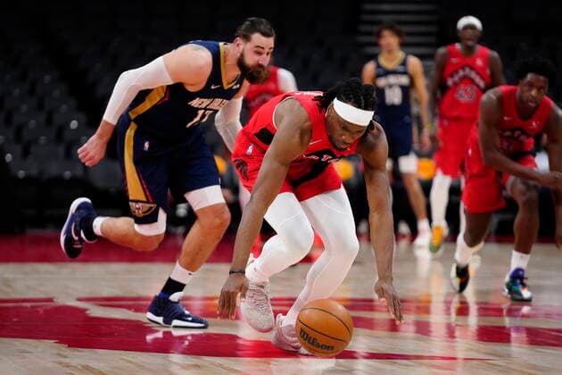 January 9, 2022, Toronto, ON, Canada: Toronto Raptors forward Precious Achiuwa (5) chases down the loose ball as New Orleans Pelicans centre Jonas Valanciunas (17) defends during second half NBA, Basketball Herren, USA basketball action in Toronto on Sunday, January 9, 2022. Canada News - January 9, 2022  - ZUMAc35_ 20220109_zaf_c35_044 Copyright: xFrankxGunnx