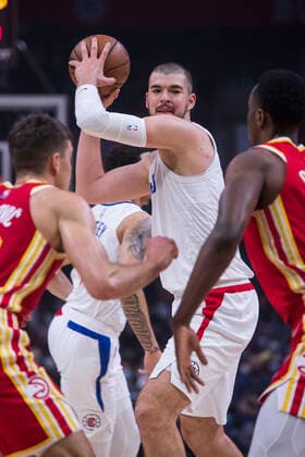 January 9, 2022, Los Angeles, California, USA: Ivica Zubac 40 of the Los Angeles Clippers passes the ball during their NBA, Basketball Herren, USA game against the Atlanta Hawks on Sunday January 9, 2022 at Crypto.com Arena in Los Angeles, California. Clippers defeat Hawks, 106-93. ARIANA RUIZ PI Los Angeles USA - ZUMAp124 20220109_zaa_p124_002 Copyright: xArianaxRuizx