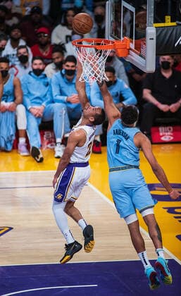 January 9, 2022, Los Angeles, California, USA: Avery Bradley 20 of the Los Angeles Lakers puts up a reverse layup during their NBA, Basketball Herren, USA game against the Memphis Grizzlies on Sunday January 9, 2022 at Crypto.com Arena in Los Angeles, California. PI Los Angeles USA - ZUMAp124 20220109_zaa_p124_025 Copyright: xJAVIERxROJASx