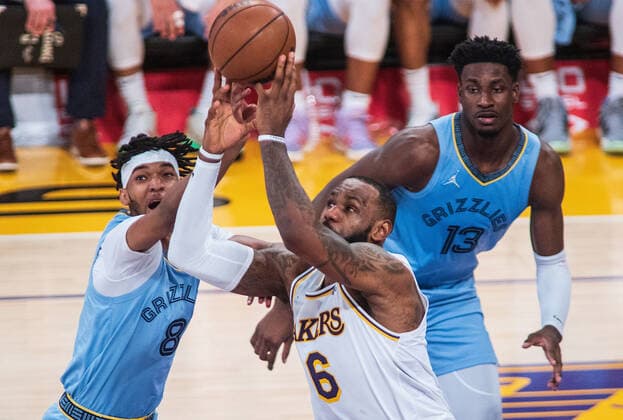 January 9, 2022, Los Angeles, California, USA: LeBron James 6 of the Los Angeles Lakers is defended by Ziaire Williams 8 of the Memphis Grizzlies during their NBA, Basketball Herren, USA game on Sunday January 9, 2022 at Crypto.com Arena in Los Angeles, California. PI Los Angeles USA - ZUMAp124 20220109_zaa_p124_028 Copyright: xJAVIERxROJASx