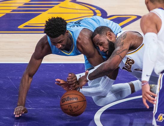 January 9, 2022, Los Angeles, California, USA: LeBron James 6 of the Los Angeles Lakers battles Jaren Jackson Jr. 13 of the Memphis Grizzlies for a loose ball during their NBA, Basketball Herren, USA game on Sunday January 9, 2022 at Crypto.com Arena in Los Angeles, California. PI Los Angeles USA - ZUMAp124 20220109_zaa_p124_029 Copyright: xJAVIERxROJASx