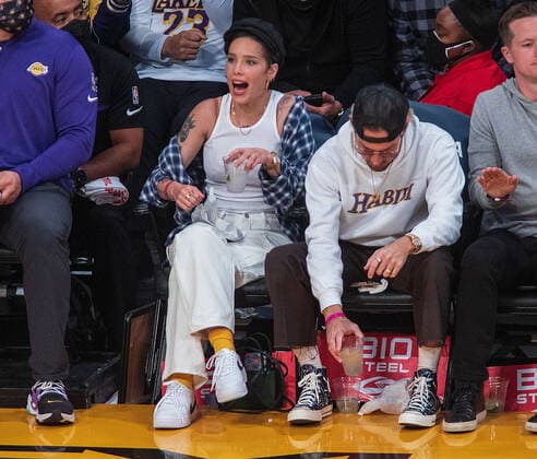 January 9, 2022, Los Angeles, California, USA: Halsey attends the NBA, Basketball Herren, USA game between the Los Angeles Lakers and the Memphis Grizzlies on Sunday January 9, 2022 at Crypto.com Arena in Los Angeles, California. PI Los Angeles USA - ZUMAp124 20220109_zaa_p124_032 Copyright: xJAVIERxROJASx