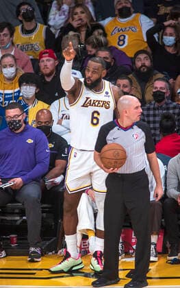 January 9, 2022, Los Angeles, California, USA: LeBron James 6 of the Los Angeles Lakers puts gives instructions to put the ball in play during their NBA, Basketball Herren, USA game against the Memphis Grizzlies on Sunday January 9, 2022 at Crypto.com Arena in Los Angeles, California. PI Los Angeles USA - ZUMAp124 20220109_zaa_p124_035 Copyright: xJAVIERxROJASx