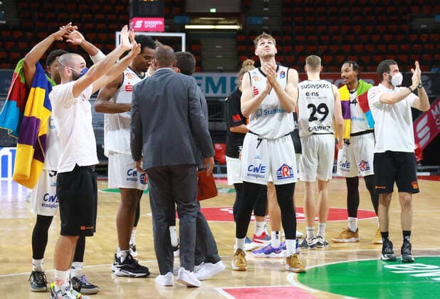 Niners Chemnitz, cheer at the end of the game, team cheer, final cheer Basketball BBL FC Bayern Munich Niners Chemnitz at the Audi Dome on 09 01 2021 PHOTO Mladen Lackovic LakoPress