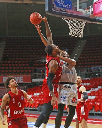 1 Deshaun Thomas FCBB red against 44 Darion Atkins Niners Chemnitz Basketball BBL FC Bayern Munich Niners Chemnitz in the Audi Dome on 09 01 2021 PHOTO Mladen Lackovic LakoPress