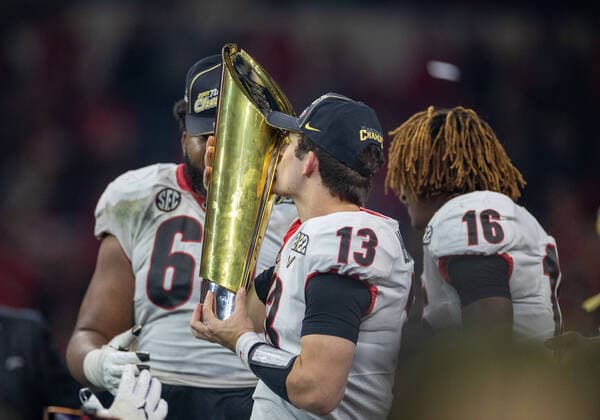Bilder des Jahres 2022, Sport 01 Januar Sport Themen der Woche KW02 Sport Bilder des Tages January 10, 2022: Georgia quarterback Stetson Bennett (13) kisses the trophy after College Football Playoff National Championship game action between the Georgia Bulldogs and the Alabama Crimson Tide at Lucas Oil Stadium in Indianapolis, Indiana. Georgia defeated Alabama 33-18. CSM USA - ZUMAc04_ 20220110_zaf_c04_154 Copyright: xJohnxMersitsx
