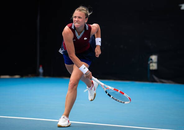 January 10, 2022, SYDNEY, AUSTRALIA: Anett Kontaveit of Estonia in action during the first round of the 2022 Sydney Tennis Classic WTA, Tennis Damen 500 tennis tournament against Shuai Zhang of China SYDNEY AUSTRALIA - ZUMAa181 20220110_zaa_a181_007 Copyright: xRobxPrangex