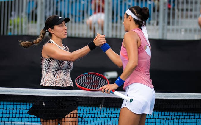 January 11, 2022, SYDNEY, AUSTRALIA: Jessica Pegula of the United States & Caroline Garcia of France in action during the first round of the 2022 Sydney Tennis Classic WTA, Tennis Damen 500 tennis tournament SYDNEY AUSTRALIA - ZUMAa181 20220111_zaa_a181_112 Copyright: xRobxPrangex