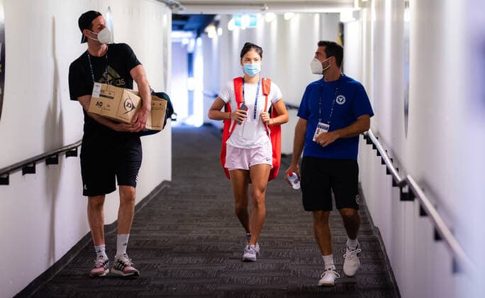 January 11, 2022, SYDNEY, AUSTRALIA: Emma Raducanu of Great Britain with coach Torben Beltz before practice at the 2022 Sydney Tennis Classic WTA, Tennis Damen 500 tennis tournament SYDNEY AUSTRALIA - ZUMAa181 20220111_zaa_a181_078 Copyright: xRobxPrangex