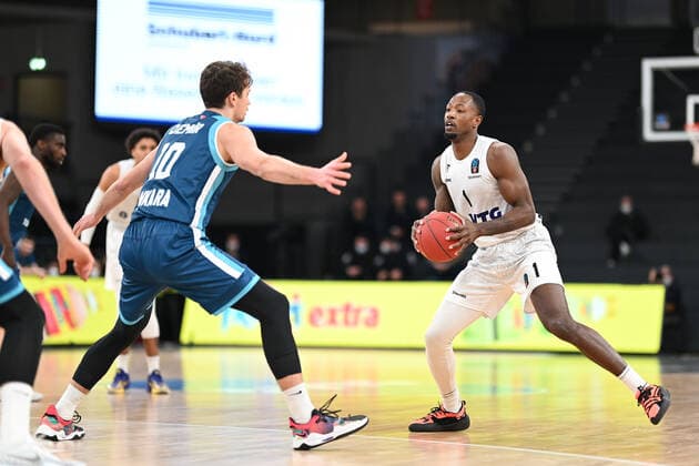 Basketball I Men I Season 2021 2022 I EuroCup I Group A I Hamburg Towers Turk Telekom Ankara I 11 01 2022 Berk Demir 10, Turk Telekom Ankara vs Zach Brown 1, Hamburg Towers Hamburg Wilhelmsburg edel optics de Arena Hamburg Germany Copyright: xLobeca Schlikisx