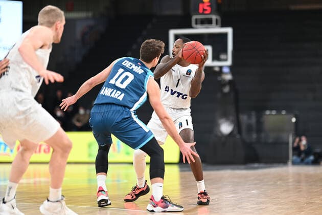 Basketball I Men I Season 2021 2022 I EuroCup I Group A I Hamburg Towers Turk Telekom Ankara I 11 01 2022 Berk Demir 10, Turk Telekom Ankara vs Zach Brown 1, Hamburg Towers Hamburg Wilhelmsburg edel optics de Arena Hamburg Germany Copyright: xLobeca Schlikisx