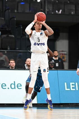 Basketball I men I season 2021 2022 I EuroCup I Group A I Hamburg Towers Turk Telekom Ankara I 11 01 2022 throw of Caleb Homesley 5, Hamburg Towers Hamburg Wilhelmsburg edel optics de Arena Hamburg Germany Copyright: xLobeca Schlikisx