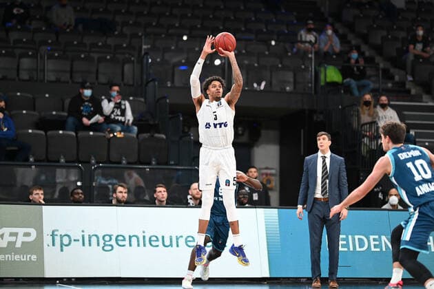 Basketball I men I season 2021 2022 I EuroCup I Group A I Hamburg Towers Turk Telekom Ankara I 11 01 2022 throw of Caleb Homesley 5, Hamburg Towers Hamburg Wilhelmsburg edel optics de Arena Hamburg Germany Copyright: xLobeca Schlikisx