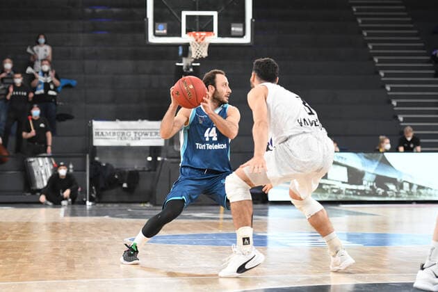 Basketball I Men I Season 2021 2022 I Eurocup I Matchday 9 I Hamburg Towers TURK TELEKOM ANKARA I 11 01 2022 Can Ogut 44, TURK TELEKOM ANKARA vs Maximilian DiLeo 3, Shooting Guard, Hamburg Towers Hamburg edel optics de Arena Hamburg Germany Copyright: xLobeca Hannigx