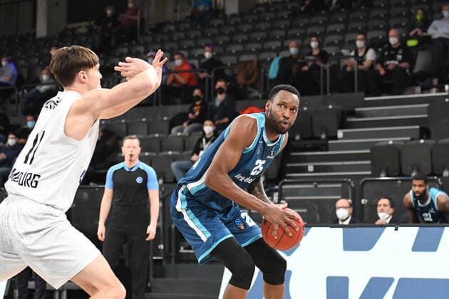 Basketball I Men I Season 2021 2022 I Eurocup I 9 Matchday I Hamburg Towers TURK TELEKOM ANKARA I 11 01 2022 Jajuan Johnson 25, TURK TELEKOM ANKARA vs Maik Kotsar 11, Center, Hamburg Towers Hamburg edel optics de Arena Hamburg Germany Copyright: xLobeca Hannigx