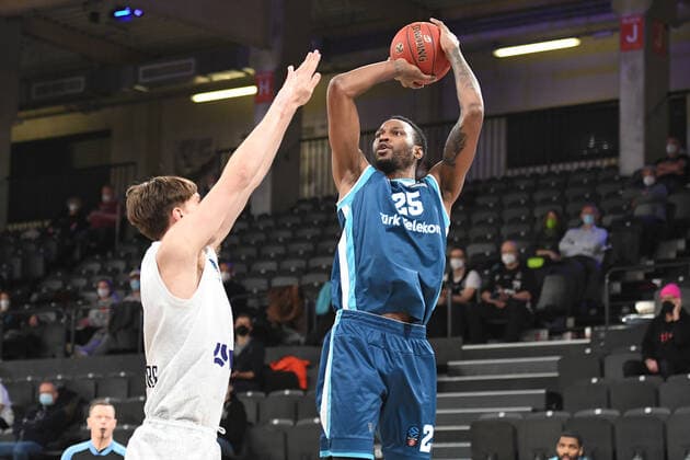 Basketball I Men I Season 2021 2022 I Eurocup I 9 Matchday I Hamburg Towers TURK TELEKOM ANKARA I 11 01 2022 Jajuan Johnson 25, TURK TELEKOM ANKARA vs Maik Kotsar 11, Center, Hamburg Towers Hamburg edel optics de Arena Hamburg Germany Copyright: xLobeca Hannigx
