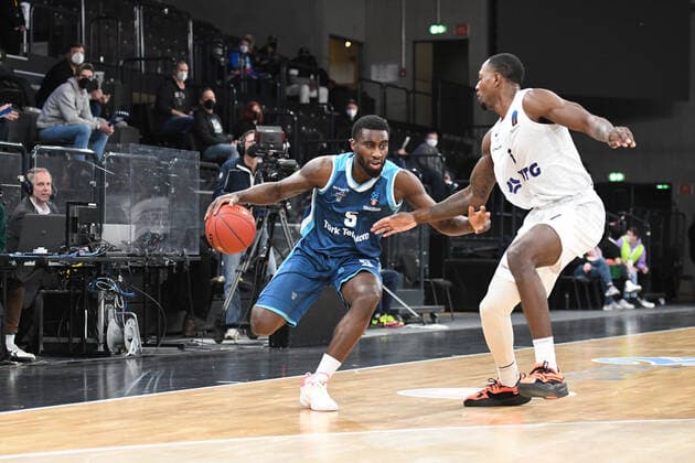 Basketball I Men I Season 2021 2022 I Eurocup I 9 Matchday I Hamburg Towers TURK TELEKOM ANKARA I 11 01 2022 Anthony Clemmons 5, TURK TELEKOM ANKARA vs Zachary Brown 1, Small Forward, Hamburg Towers Hamburg edel optics de Arena Hamburg Germany Copyright: xLobeca Hannigx