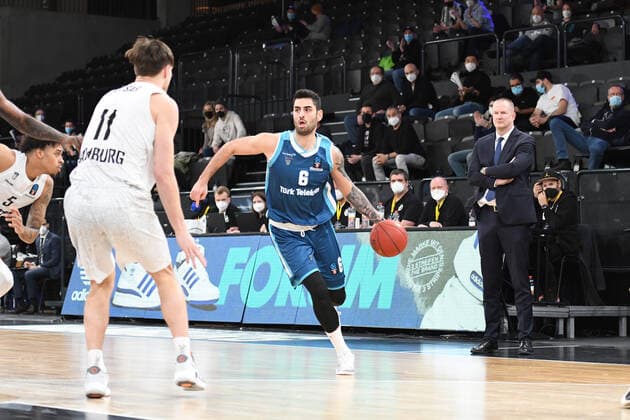 Basketball I Men I Season 2021 2022 I Eurocup I Matchday 9 I Hamburg Towers TURK TELEKOM ANKARA I 11 01 2022 Erdi Gulaslan 6, TURK TELEKOM ANKARA vs Maik Kotsar 11, Center, Hamburg Towers Hamburg edel optics de Arena Hamburg Germany Copyright: xLobeca Hannigx