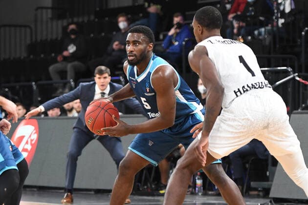 Basketball I Men I Season 2021 2022 I Eurocup I 9 Matchday I Hamburg Towers TURK TELEKOM ANKARA I 11 01 2022 Anthony Clemmons 5, TURK TELEKOM ANKARA vs Zachary Brown 1, Small Forward, Hamburg Towers Hamburg edel optics de Arena Hamburg Germany Copyright: xLobeca Hannigx