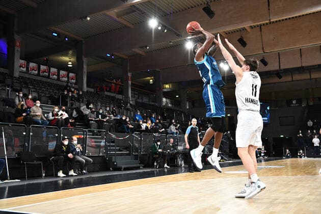 Basketball I Men I Season 2021 2022 I Eurocup I 9 Matchday I Hamburg Towers TURK TELEKOM ANKARA I 11 01 2022 Jajuan Johnson 25, TURK TELEKOM ANKARA vs Maik Kotsar 11, Center, Hamburg Towers Hamburg edel optics de Arena Hamburg Germany Copyright: xLobeca Hannigx
