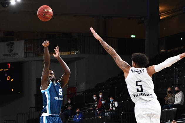 Basketball I Men I 2021 2022 Season I Eurocup I Matchday 9 I Hamburg Towers TURK TELEKOM ANKARA I 11 01 2022 Erdi Gulaslan 6, TURK TELEKOM ANKARA vs Caleb Homesley 5, Shooting Guard, Hamburg Towers Hamburg edel optics de Arena Hamburg Germany Copyright: xLobeca Hannigx