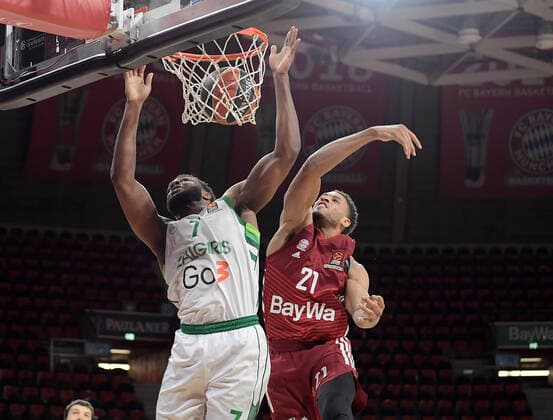 11 01 2022, xemx, Basketball Euroleague, FC Bayern Muenchen Zalgiris Kaunas emspor, v l Josh Nebo Zalgiris Kaunas , Augustine Rubit FC Bayern Basketball Muenchen