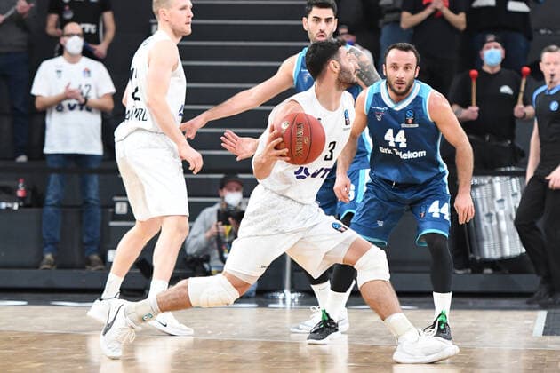 Basketball I Men I 2021 2022 season I Eurocup I 9 matchday I Hamburg Towers TURK TELEKOM ANKARA I 11 01 2022 Maximilian DiLeo 3, shooting guard, Hamburg Towers vs Can Ogut 44, TURK TELEKOM ANKARA Hamburg edel optics de Arena Hamburg Germany Copyright: xLobeca Hannigx