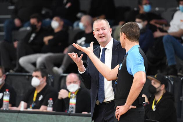 Basketball I Men I Season 2021 2022 I Eurocup I 9 Matchday I Hamburg Towers TURK TELEKOM ANKARA I 11 01 2022 Anthony ClemmHenrik Rodl Headcoach TURK TELEKOM ANKARA discusses with the referee Hamburg edel optics de Arena Hamburg Germany Copyright: xLobeca Hannigx