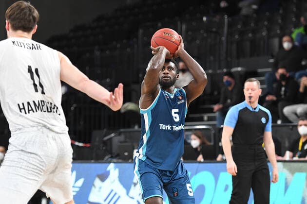 Basketball I Men I Season 2021 2022 I Eurocup I 9 Matchday I Hamburg Towers TURK TELEKOM ANKARA I 11 01 2022 Anthony Clemmons 5, TURK TELEKOM ANKARA vs Maik Kotsar 11, Center, Hamburg Towers Hamburg edel optics de Arena Hamburg Germany Copyright: xLobeca Hannigx
