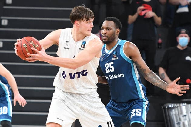 Basketball I Men I Season 2021 2022 I Eurocup I 9 Matchday I Hamburg Towers TURK TELEKOM ANKARA I 11 01 2022 Maik Kotsar 11, Center, Hamburg Towers vs Jajuan Johnson 25, TURK TELEKOM ANKARA Hamburg edel optics de Arena Hamburg Germany Copyright: xLobeca Hannigx