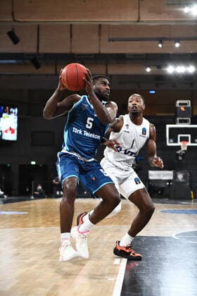 Basketball I Men I Season 2021 2022 I Eurocup I 9 Matchday I Hamburg Towers TURK TELEKOM ANKARA I 11 01 2022 Anthony Clemmons 5, TURK TELEKOM ANKARA vs Zachary Brown 1, Small Forward, Hamburg Towers Hamburg edel optics de Arena Hamburg Germany Copyright: xLobeca Hannigx