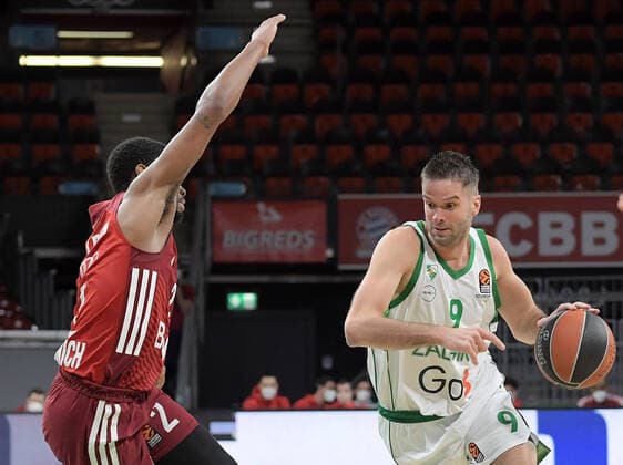 11 01 2022, xemx, Basketball Euroleague, FC Bayern Muenchen Zalgiris Kaunas emspor, v l Corey Walden FC Bayern Basketball , Mantas Kalnietis Zalgiris Kaunas Muenchen